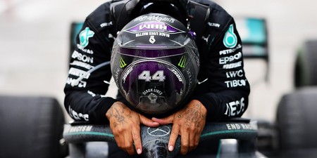 Lewis Hamilton prehral súd o meno. S Hamiltonom