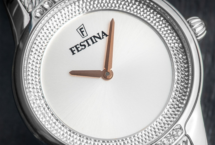 Číselník u hodinkek Festina Mademoiselle Swarovski.