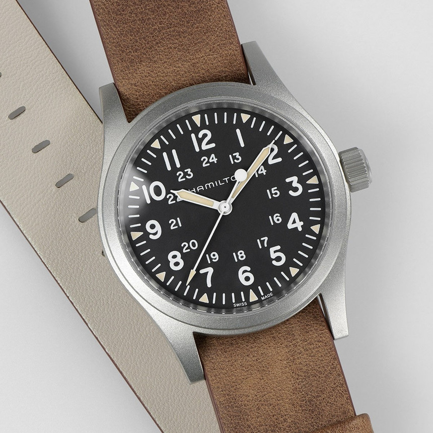 Hamilton Khaki Field Mechanical H69439531 má klasický černý číselník, kožený NATO strap a především upravený kalibr