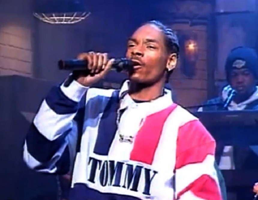 Snoop Doggy se objevil v oblečení TH. Každý, kdo v té době miloval rap chtěl něco s logem TH