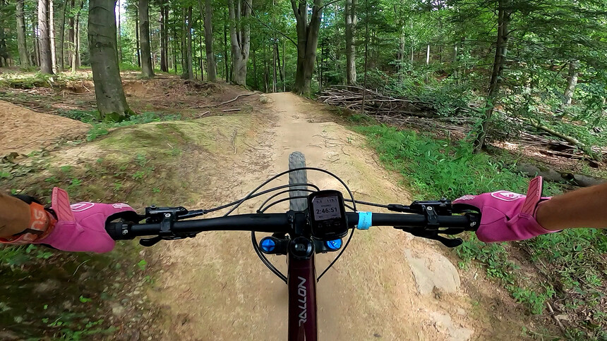 Testování proběhlo jak na MTB trailech, tak v trailu při běhu.:-) Oranžový řemínek na bike ladí pěkně!