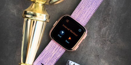 SÚŤAŽ: Poraďte nám hostí do podcastu a vyhrajte smart hodinky Fitbit Versa